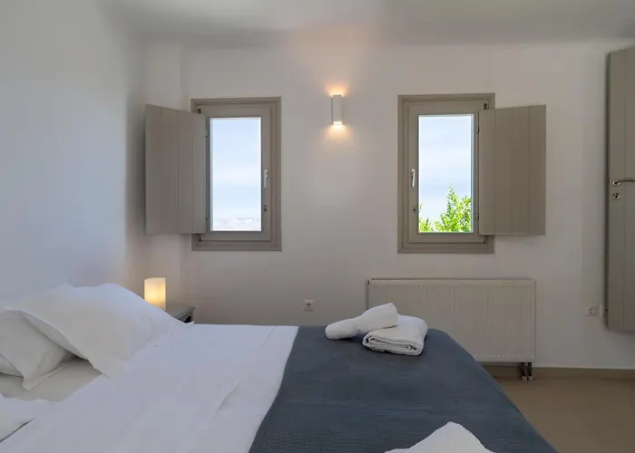 Villa Acqua - Gorgeous Pool Villa, Stunning Sea Views, Helipad! Páros